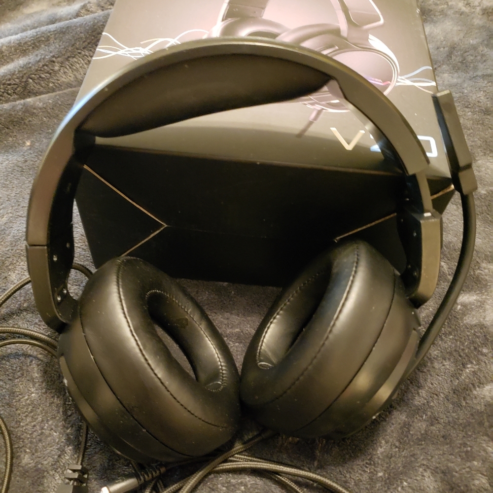 Headphones - Picture 2 of 4